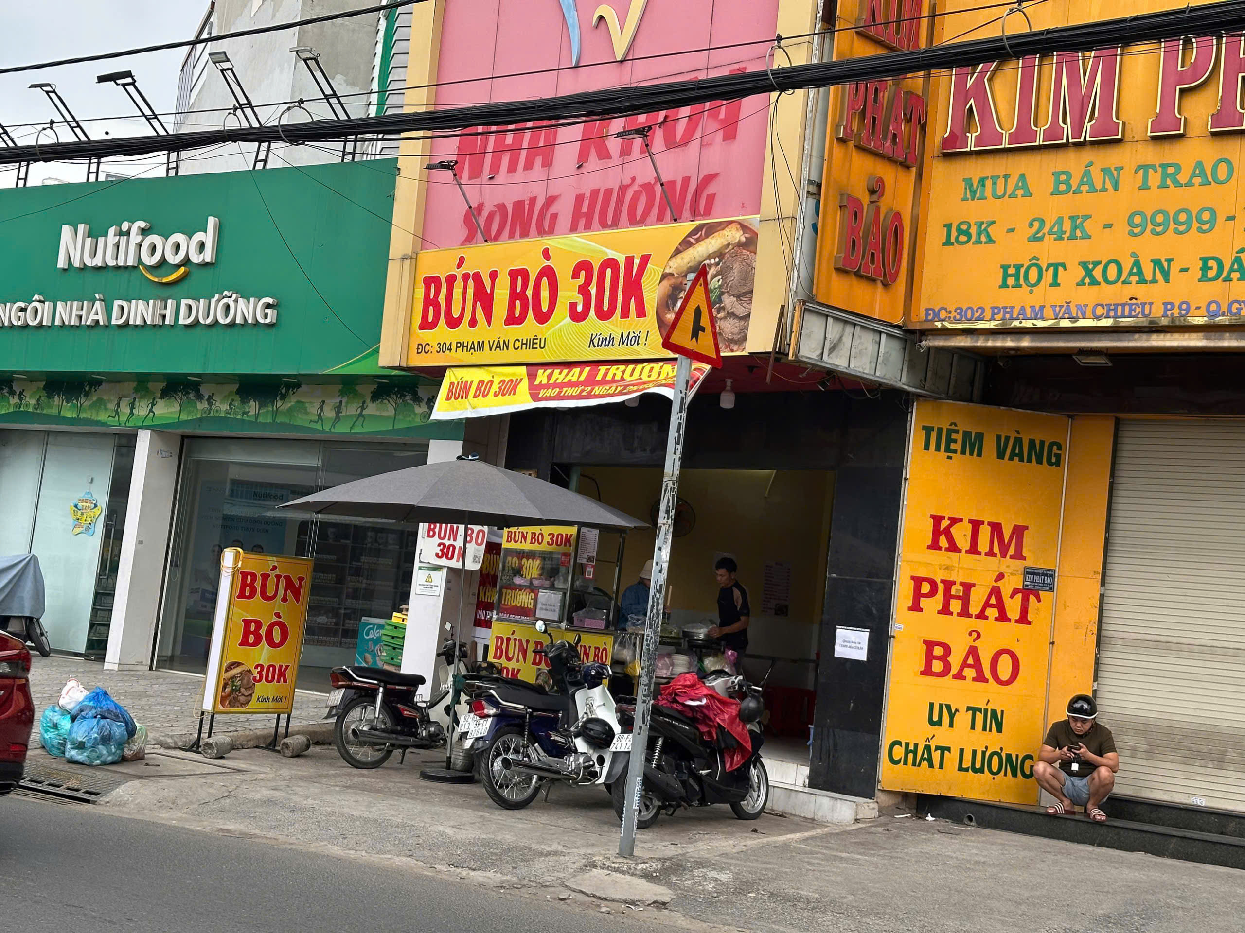 Review Quán Bún Bò 304 Phạm Văn Chiêu Gò Vấp: Trải Nghiệm Tô Nạm Chả Giò 40K Đậm Đà
